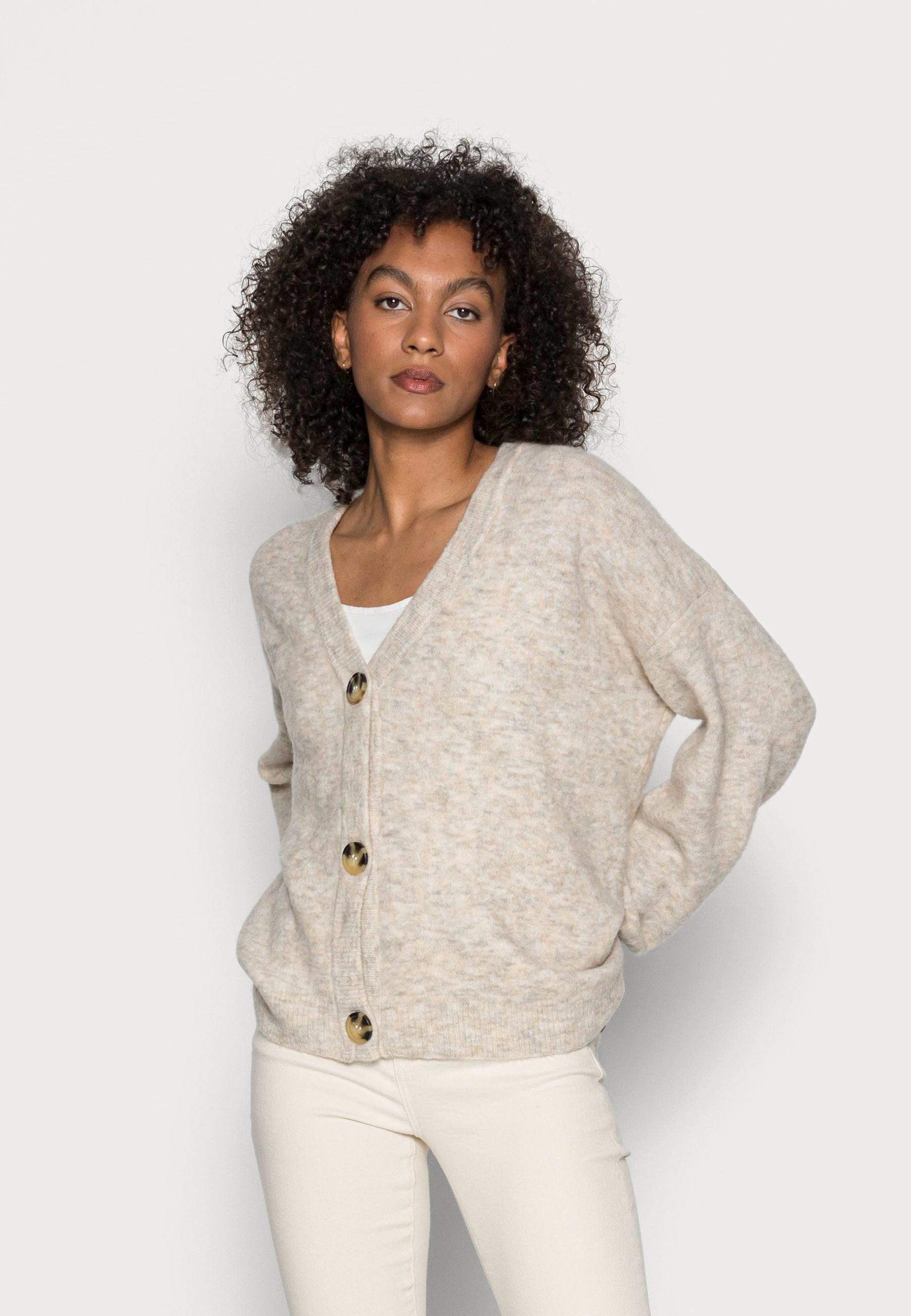 beige-strickjacke-900toq-1.jpg