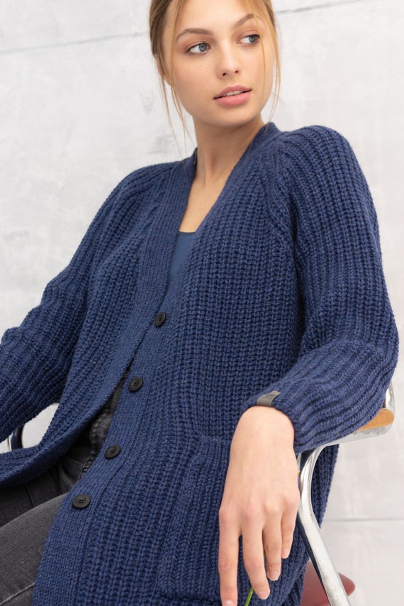 blaue-strickjacke-625kxr-1.jpg